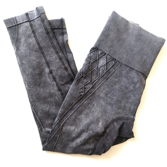 Athleta Pants - Athleta Re-Charge Sun Faded Capri Cropped Leggings